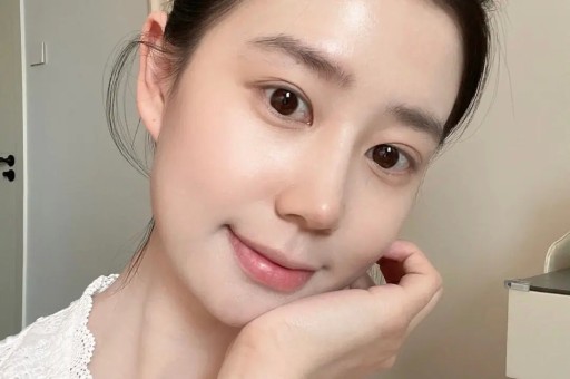 许戈辉现状：57岁染紫发满脸憔悴富豪老公不在女儿也独居国外