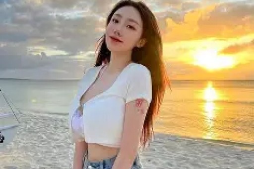 IU与边佑锡在《完美王冠》片场练习华尔兹与吻戏的趣味花絮！